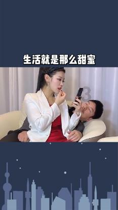 和相亲男的聊天他聊起小时候不开心的事刚觉情绪有点不好，过了几分钟他转移了话题聊一些开心的事？游戏画面